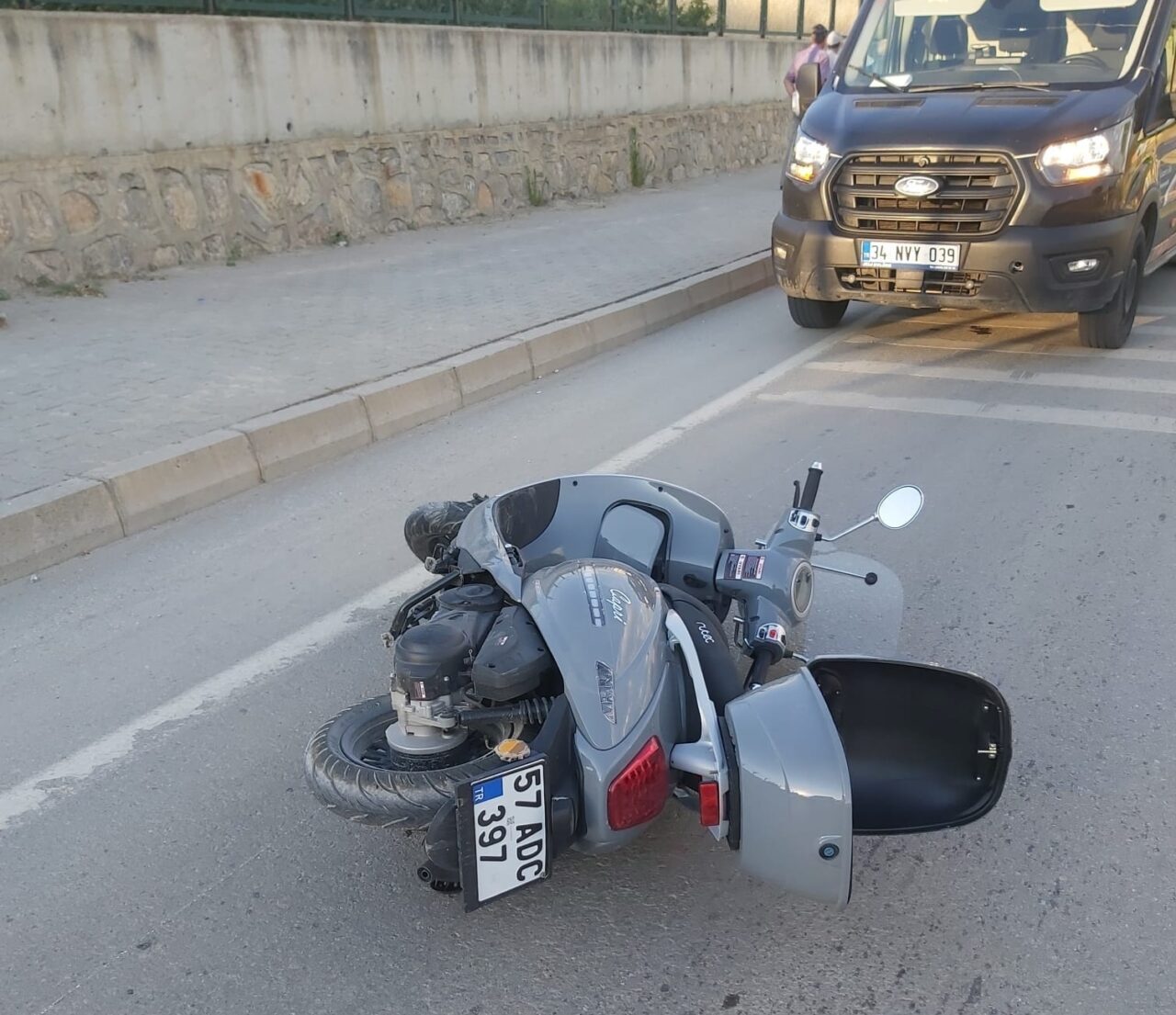 SİNOP (AA) – Sinop'un Boyabat ilçesinde kaldırıma çarparak devrilen motosikletin