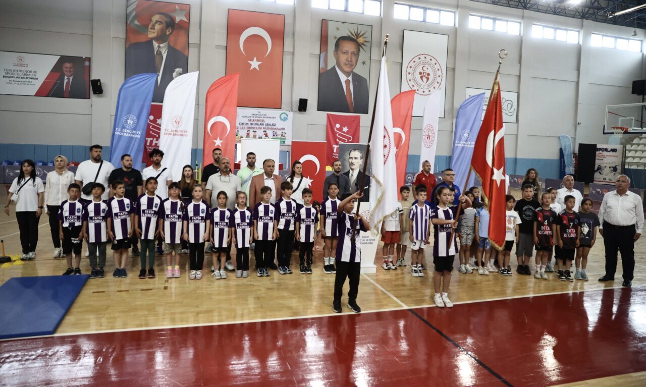 SİNOP (AA) – Sinop'ta çocuklar Geleneksel Çocuk Oyunları Şenliği'nde eğlendi.