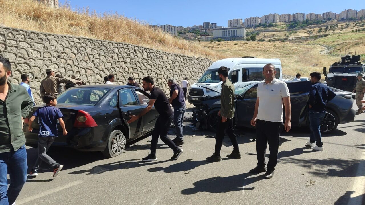 ŞIRNAK (AA) – Şırnak'ta 2 otomobilin çarpıştığı kazada, 1 kişi