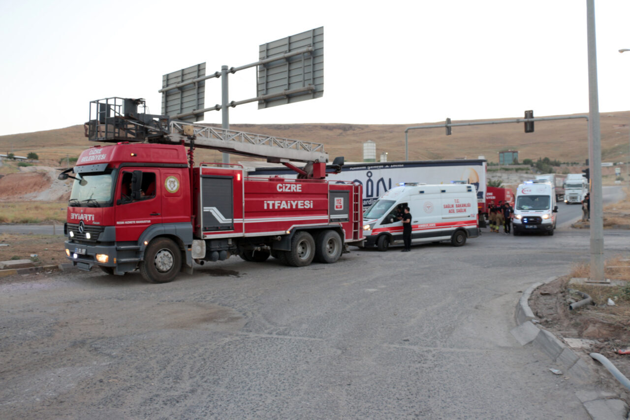 ŞIRNAK (AA) – Şırnak'ın Cizre ilçesinde iki tırın çarpıştığı kazada