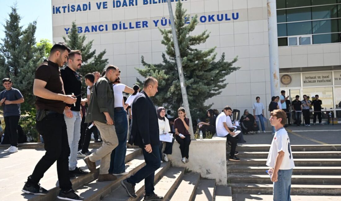 ŞIRNAK (AA) – Şırnak'ta polis ekipleri, Yükseköğretim Kurumları Sınavı'na (YKS)
