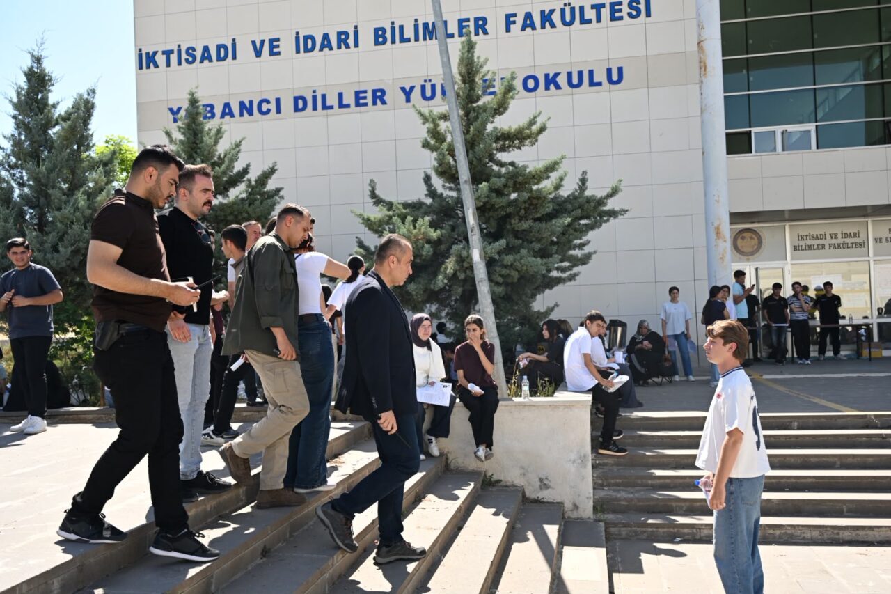 ŞIRNAK (AA) – Şırnak'ta polis ekipleri, Yükseköğretim Kurumları Sınavı'na (YKS)