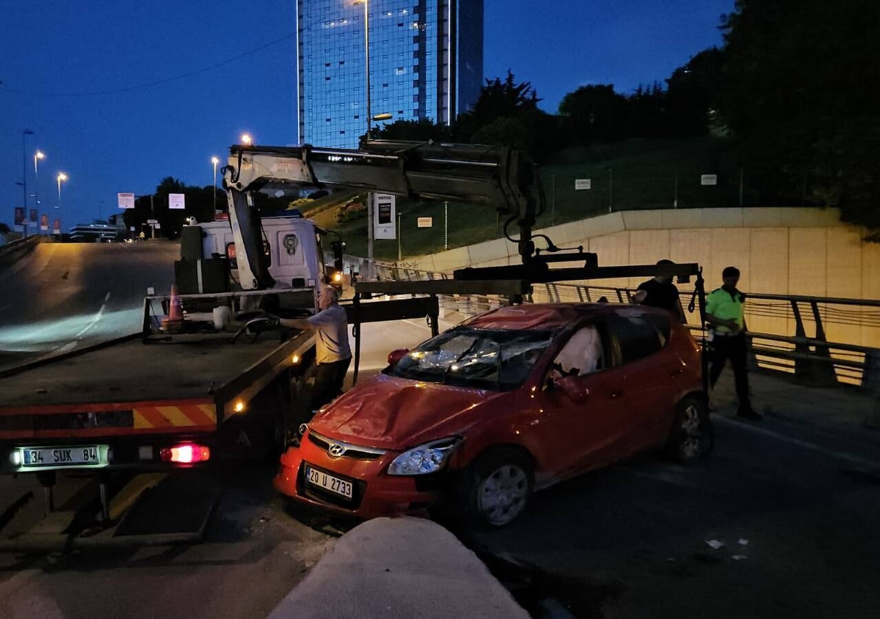 İSTANBUL (AA) – Şişli'de kontrolden çıkarak ters dönen otomobilin sürücüsü