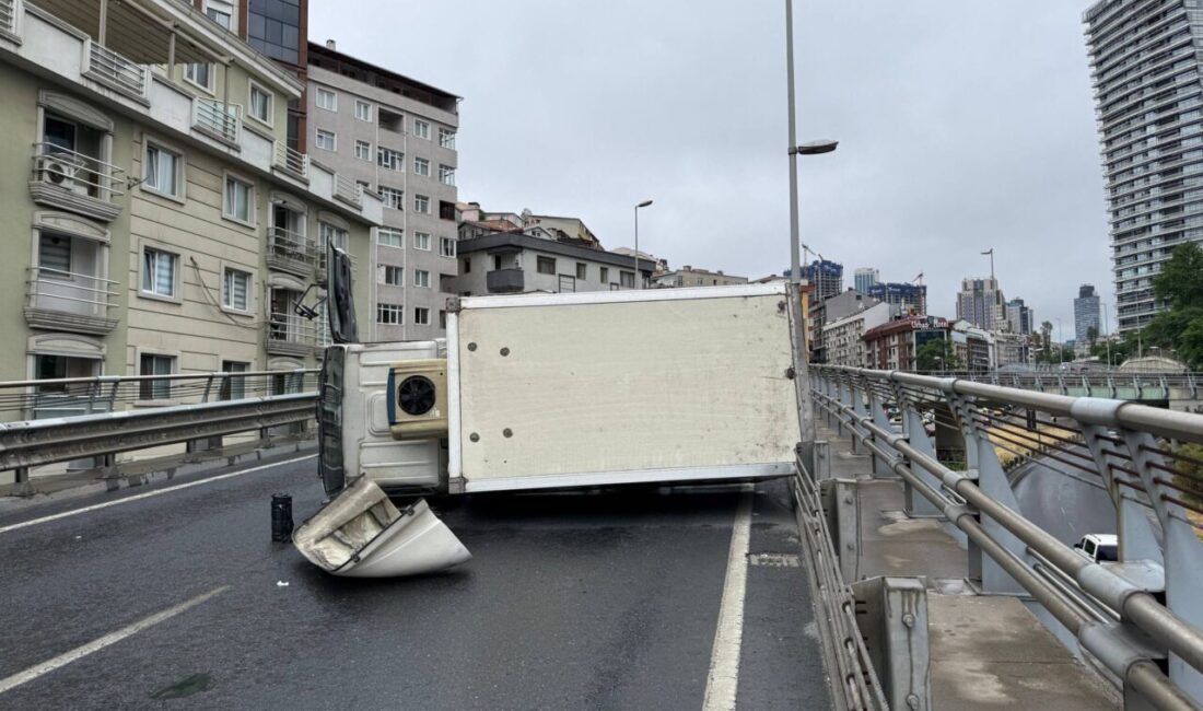 İSTANBUL (AA) – Şişli'de seyir halindeyken yağış sonrası kayganlaşan yolda