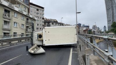 İSTANBUL (AA) – Şişli'de seyir halindeyken yağış sonrası kayganlaşan yolda