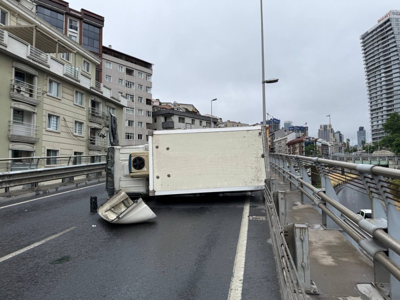 İSTANBUL (AA) – Şişli'de seyir halindeyken yağış sonrası kayganlaşan yolda