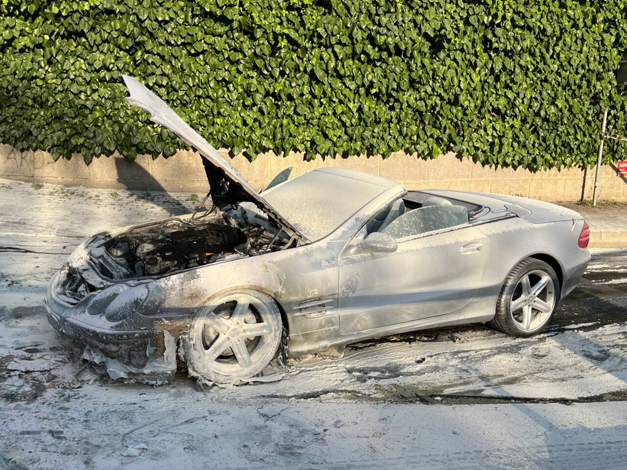 İSTANBUL (AA) – Şişli'de seyir halindeki otomobilde çıkan yangın, itfaiye