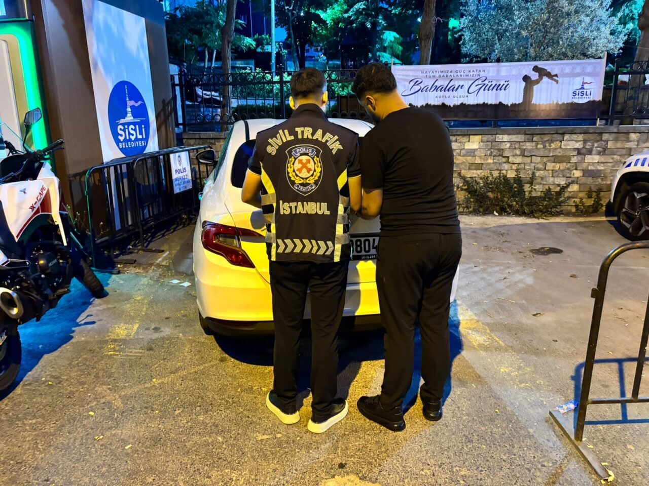 İSTANBUL (AA) – Şişli'de trafikte tartıştığı kişinin aracına saldıran sürücüye