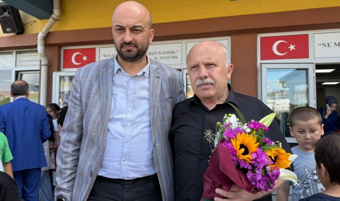 - Öğrencilerinin alkışları eşliğinde okuldan ayrılan Cemal Gürbüz'den genç öğretmenlere