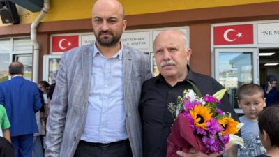 - Öğrencilerinin alkışları eşliğinde okuldan ayrılan Cemal Gürbüz'den genç öğretmenlere
