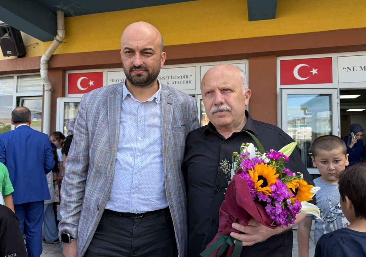 - Öğrencilerinin alkışları eşliğinde okuldan ayrılan Cemal Gürbüz'den genç öğretmenlere
