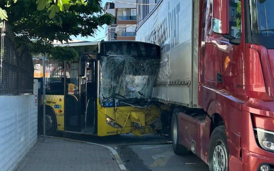İSTANBUL (AA) – Sultanbeyli’de İETT otobüsü ile tırın çarpışması sonucu
