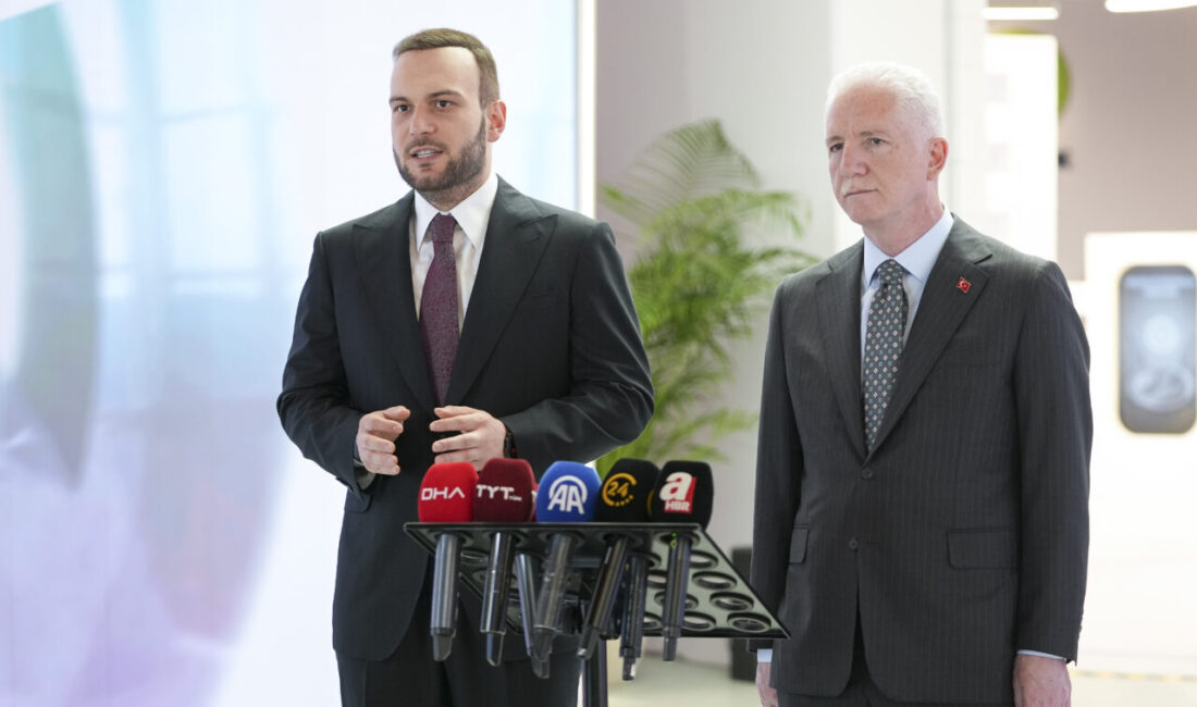 - İstanbul Valisi Davut Gül:
- "Sayın Cumhurbaşkanımızın liderliğinde inşallah bir