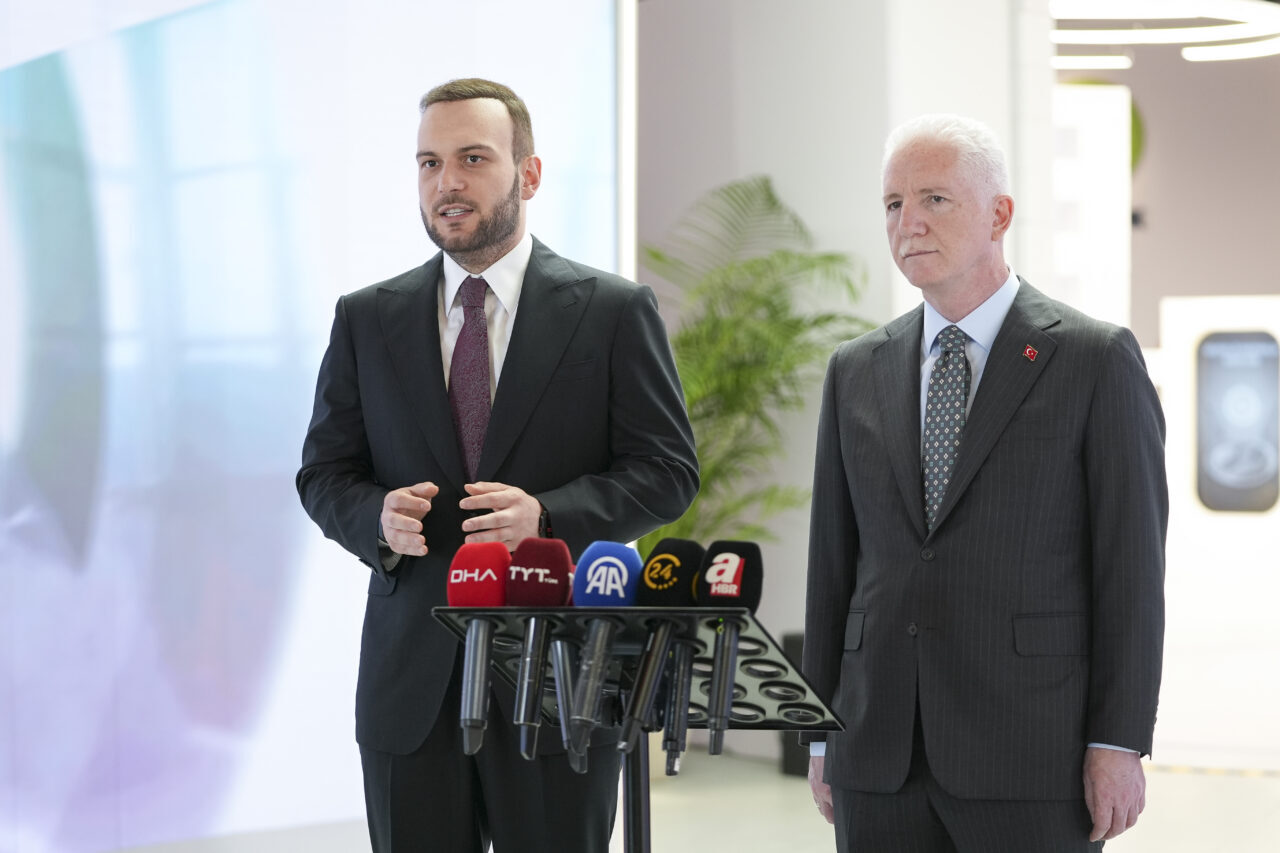 - İstanbul Valisi Davut Gül:
- "Sayın Cumhurbaşkanımızın liderliğinde inşallah bir