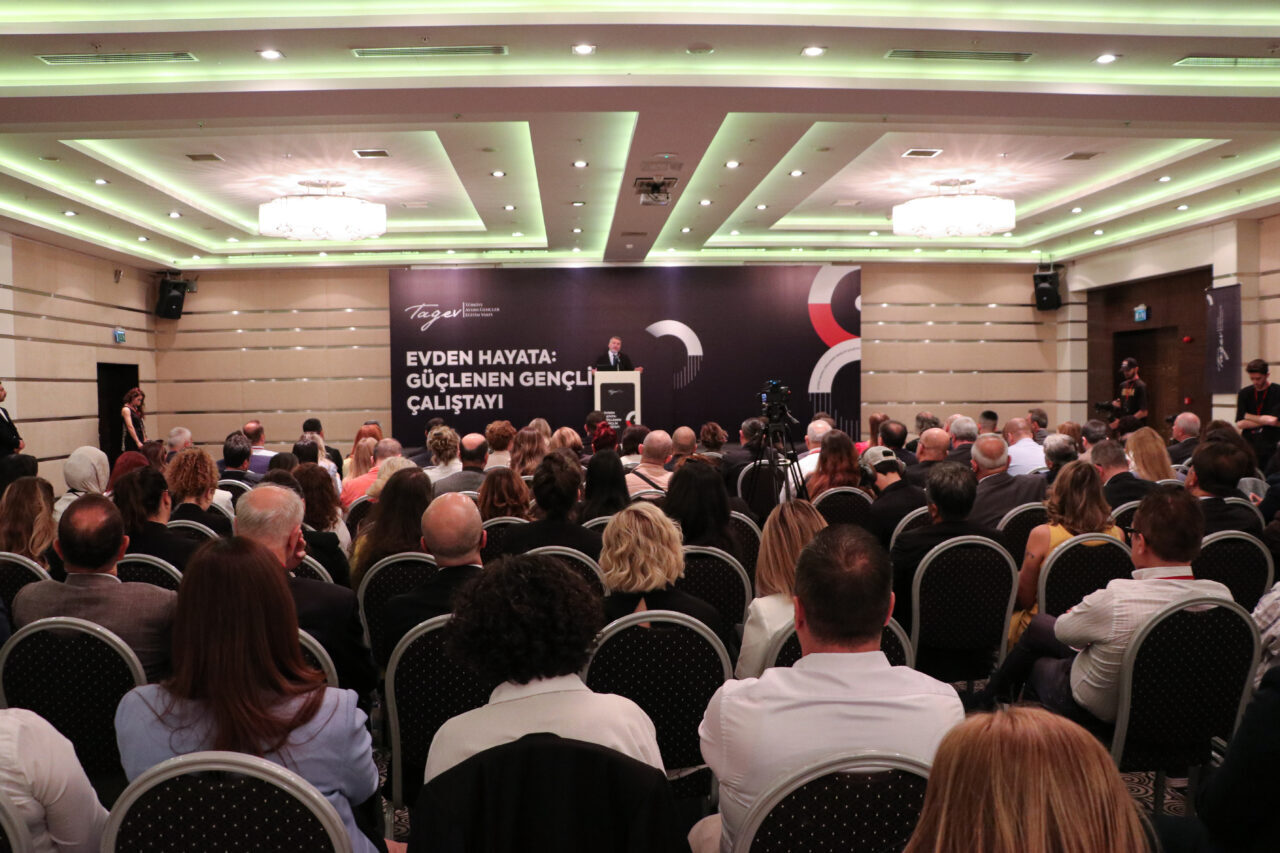 - Milli Eğitim Bakan Yardımcısı Cihad Demirli:
- "Gençlerimizin her biri