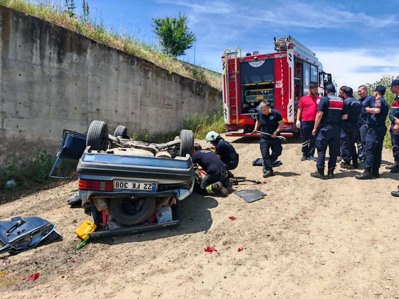 TEKİRDAĞ (AA) – Tekirdağ'ın Malkara ilçesinde otomobilin menfeze düşmesi sonucu