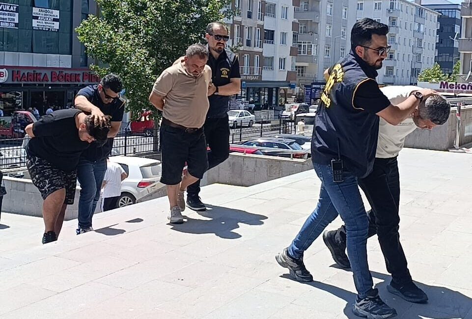 TEKİRDAĞ (AA) – Tekirdağ'ın Çerkezköy ilçesinde nişan merasiminde iki grup