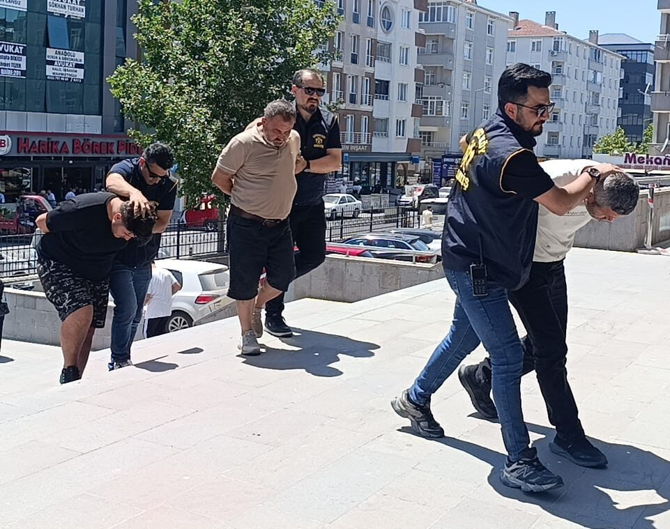 TEKİRDAĞ (AA) – Tekirdağ'ın Çerkezköy ilçesinde nişan merasiminde iki grup