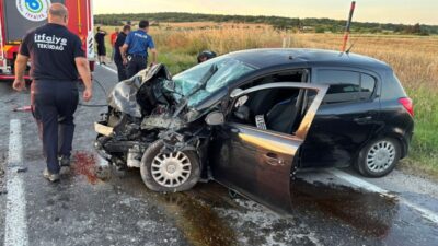 TEKİRDAĞ (AA) – Tekirdağ'ın Saray ilçesinde ticari araç ile otomobilin