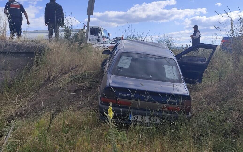 TOKAT (AA) – Tokat'ın Yeşilyurt ilçesinde cenazeden dönenleri taşıyan otomobilin