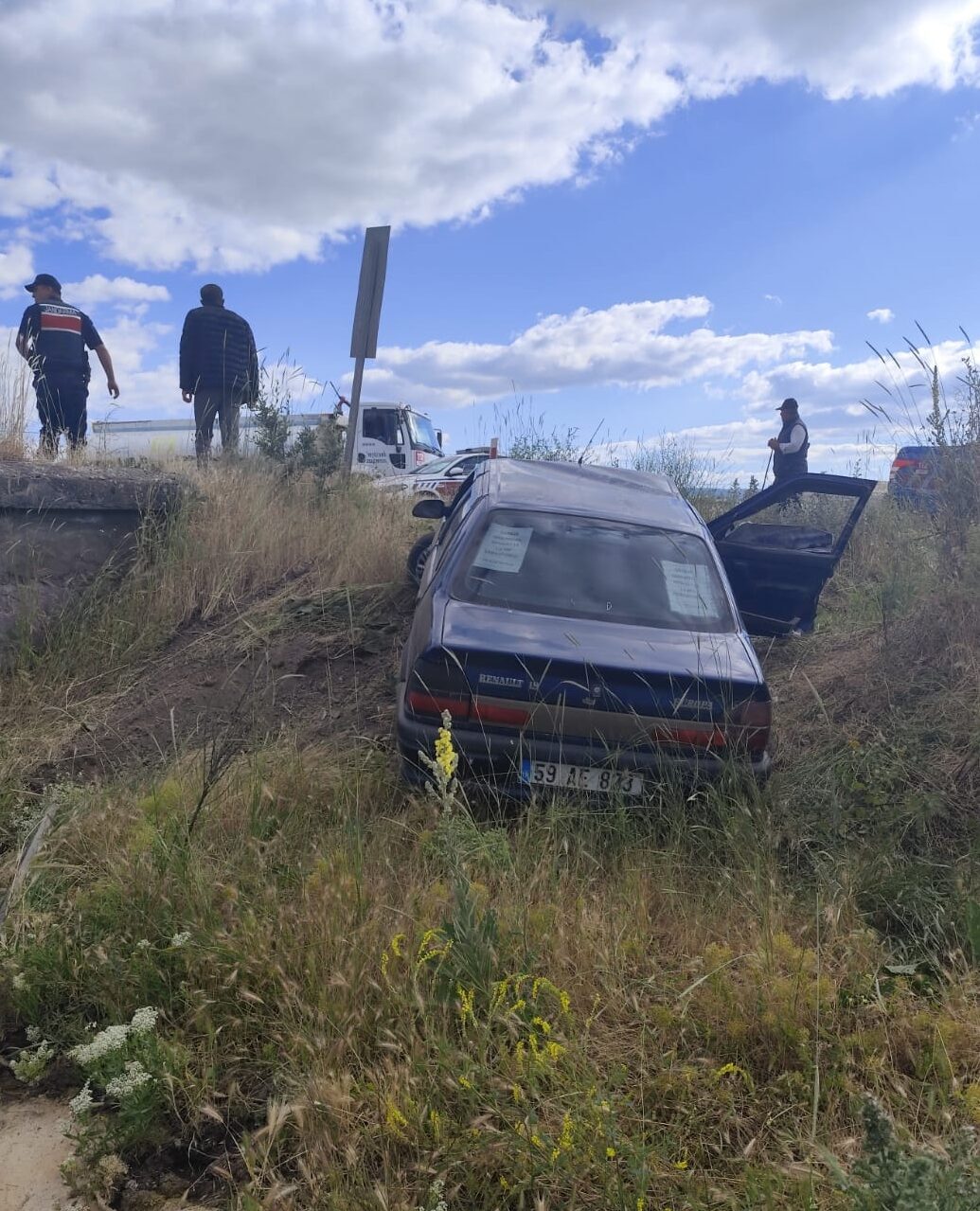 TOKAT (AA) – Tokat'ın Yeşilyurt ilçesinde cenazeden dönenleri taşıyan otomobilin