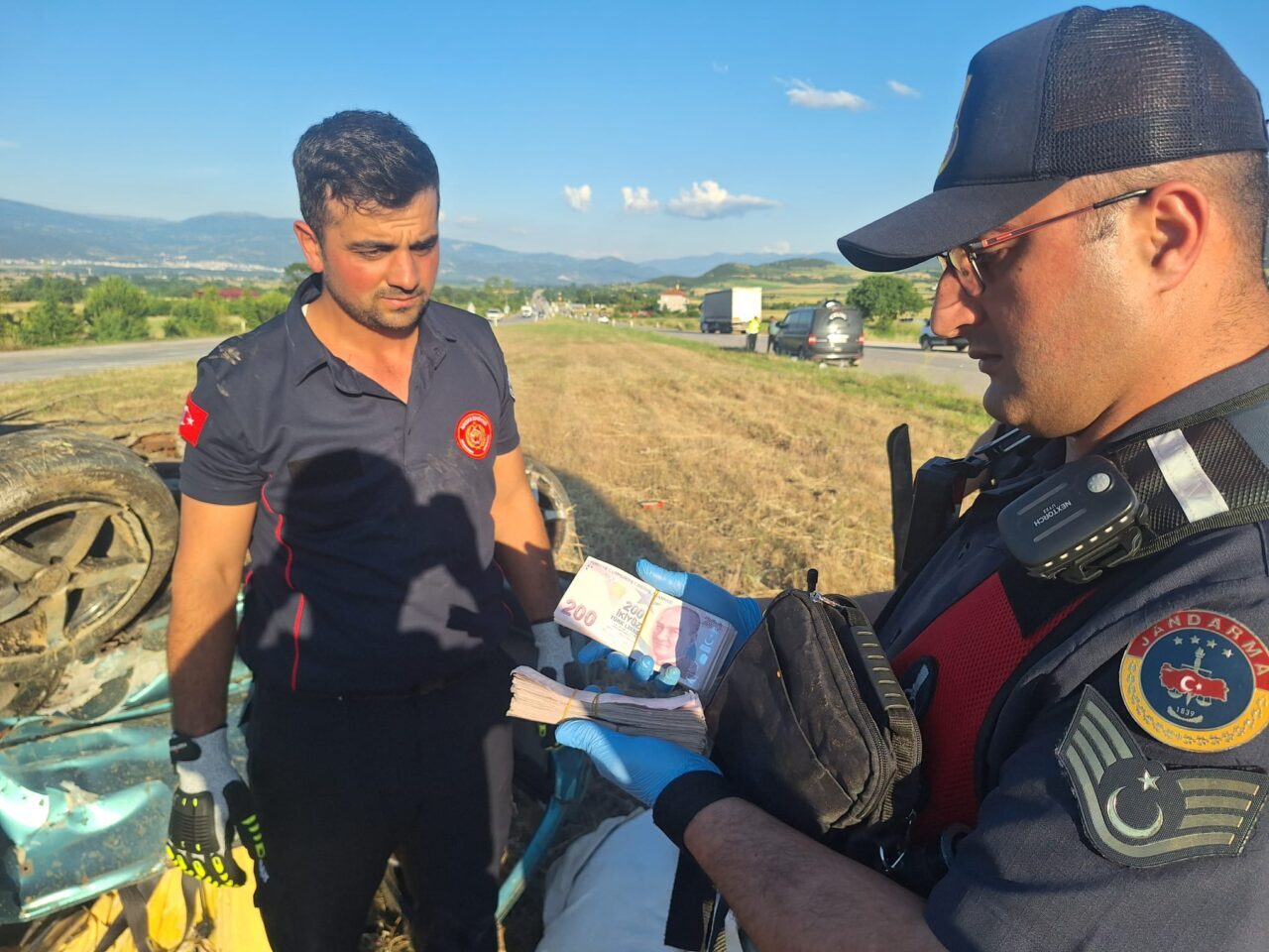 TOKAT (AA) – Tokat'ın Niksar ilçesinde hafif ticari araç ile