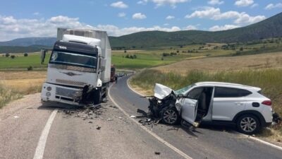 TOKAT (AA) – Tokat'ta kamyon ile cipin çarpışması sonucu 4