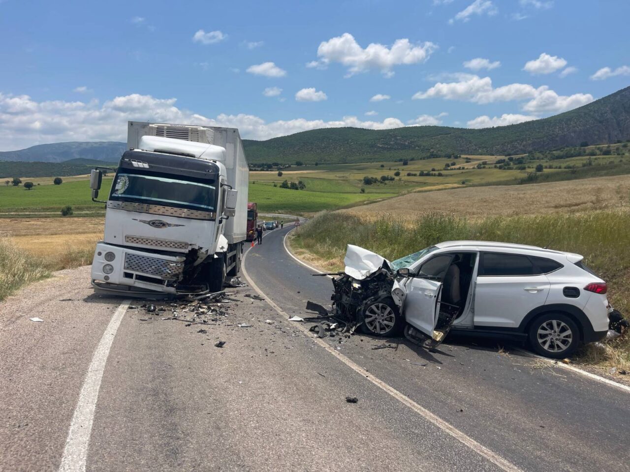 TOKAT (AA) – Tokat'ta kamyon ile cipin çarpışması sonucu 4