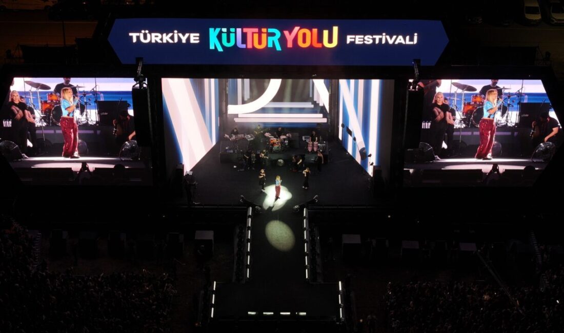 TRABZON (AA) – Trabzon Kültür Yolu Festivali'nin altıncı gününde şarkıcı