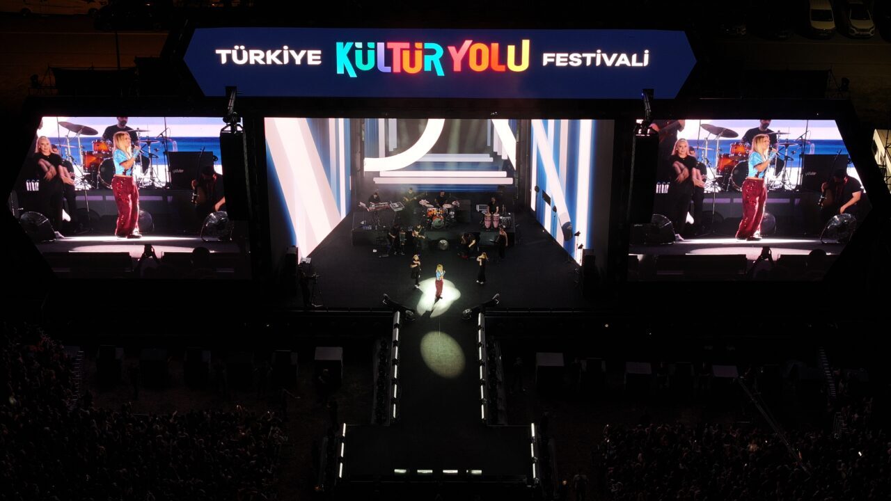 TRABZON (AA) – Trabzon Kültür Yolu Festivali'nin altıncı gününde şarkıcı