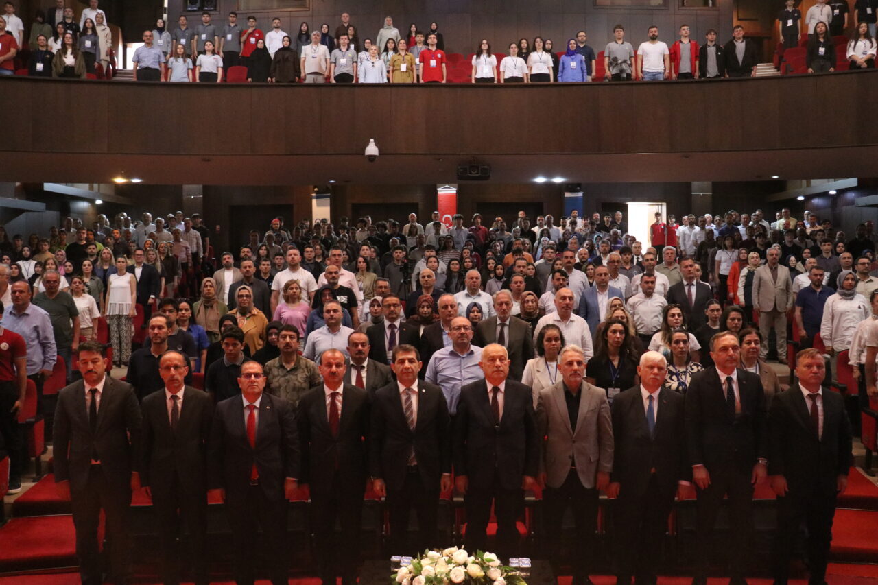 TRABZON (AA) – Trabzon'da öğrencilerin bilimsel araştırma becerilerini geliştirmek ve