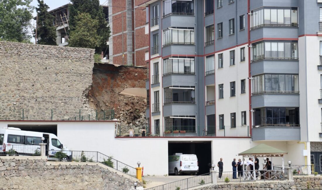 TRABZON (AA) – Trabzon'un Ortahisar ilçesindeki bir sitenin istinat duvarının