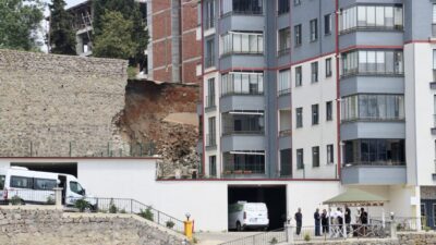 TRABZON (AA) – Trabzon'un Ortahisar ilçesindeki bir sitenin istinat duvarının