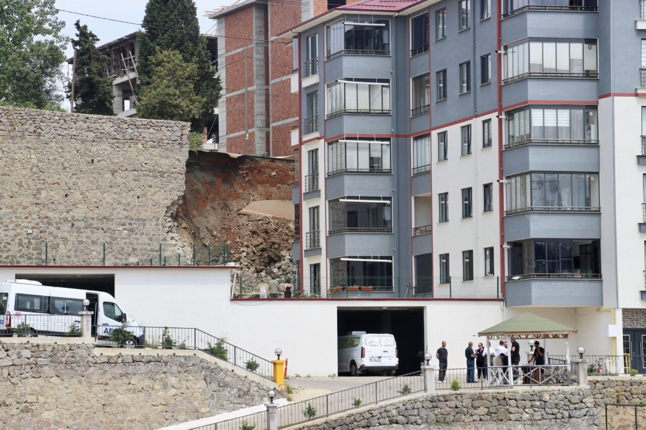 TRABZON (AA) – Trabzon'un Ortahisar ilçesindeki bir sitenin istinat duvarının