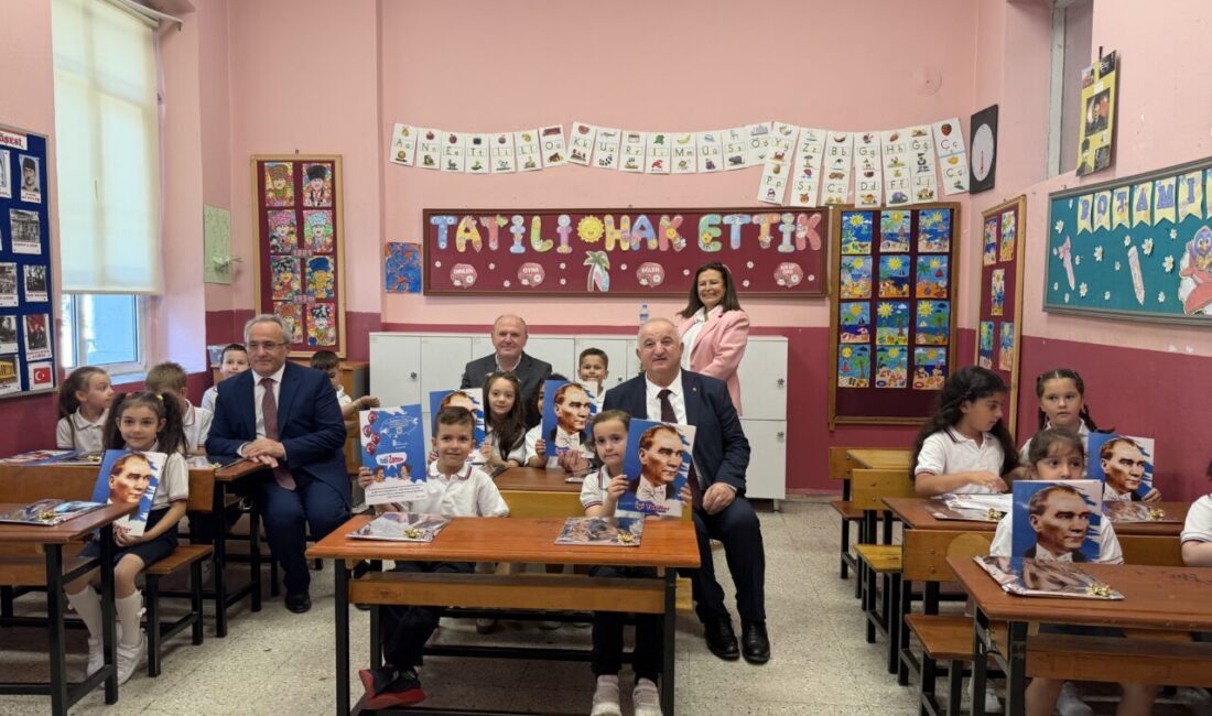 EDİRNE (AA) – Trakya'da öğrenciler, okullarda düzenlenen karne töreni sonrası