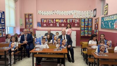 EDİRNE (AA) – Trakya'da öğrenciler, okullarda düzenlenen karne töreni sonrası