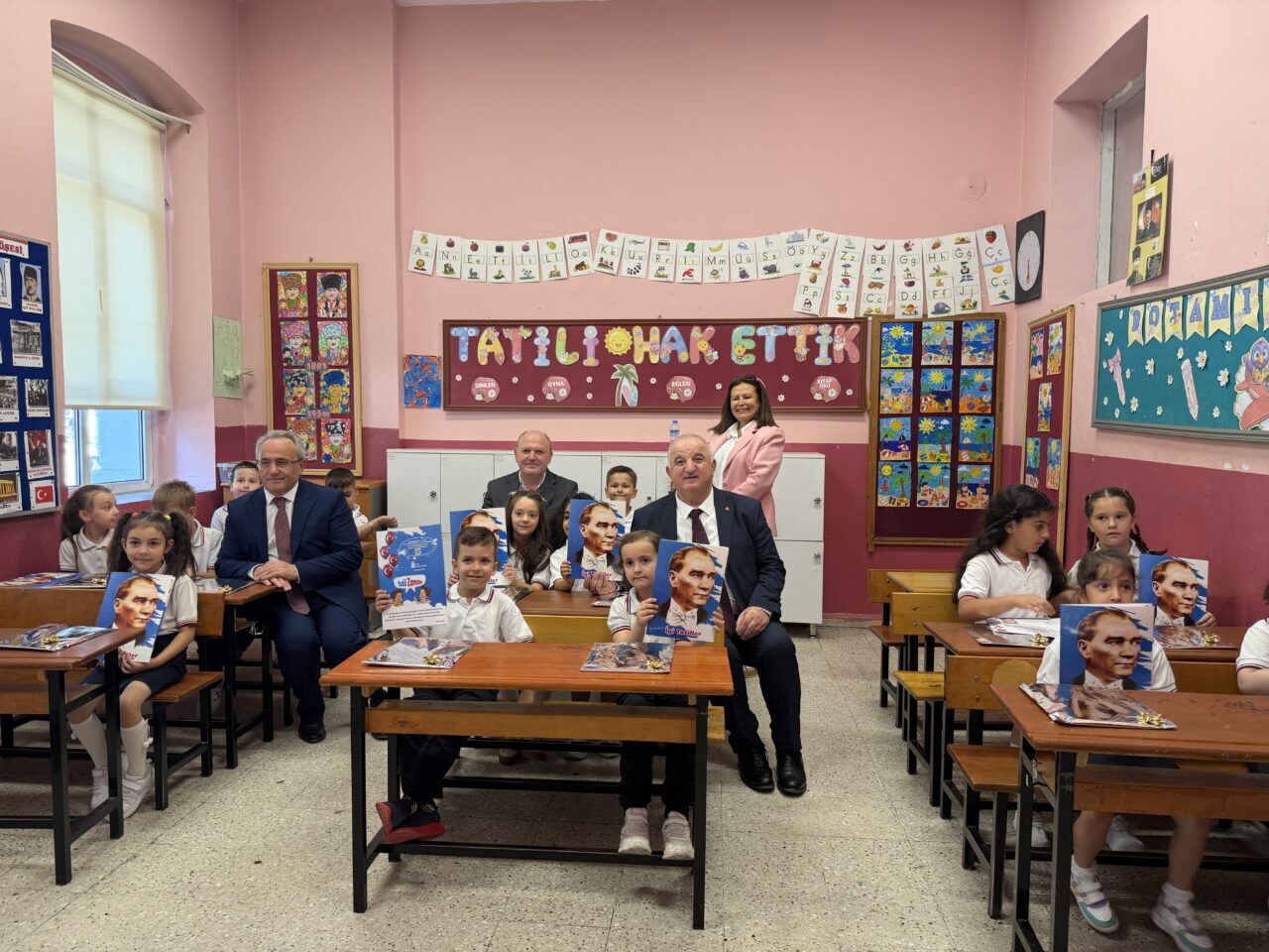 EDİRNE (AA) – Trakya'da öğrenciler, okullarda düzenlenen karne töreni sonrası