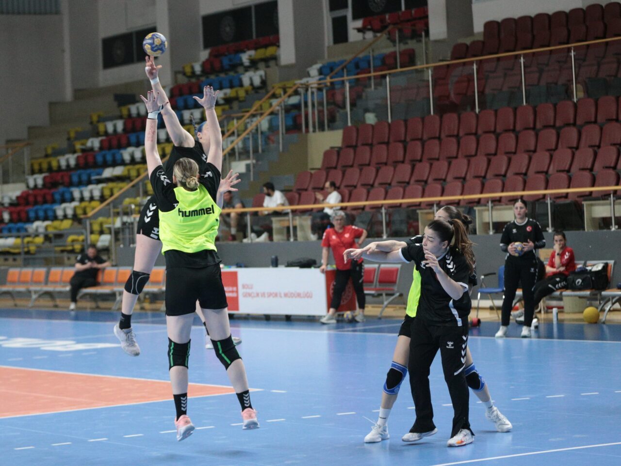BOLU (AA) – Türkiye 20 Yaş Altı Kadın Hentbol Takımı,