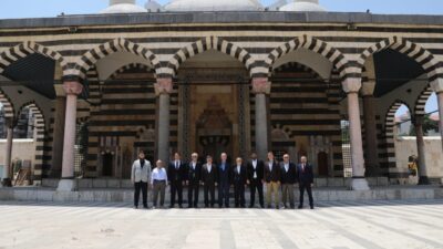 - İslam dünyasının tanınmış alimlerinden Şeyh Muhammed İyad el-Abbasi'nin kızı