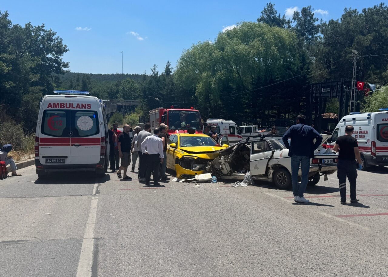 İSTANBUL (AA) – Ümraniye'de otomobil ile taksinin çarpışması sonucu 5