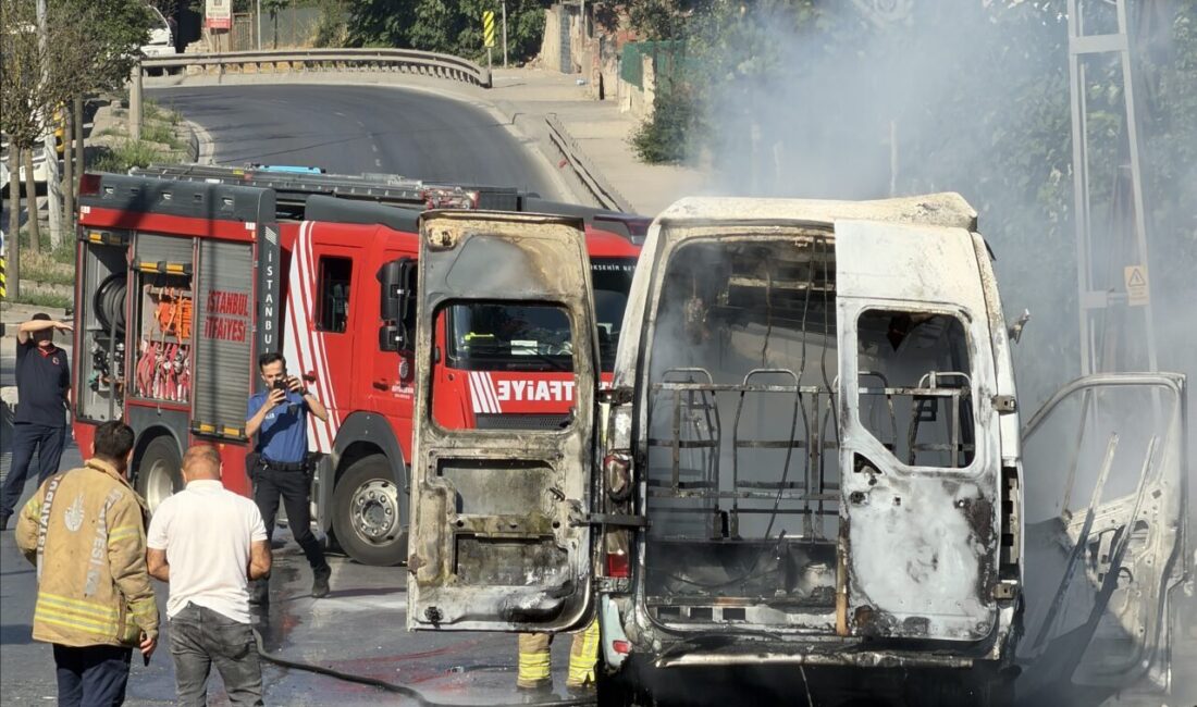 İSTANBUL (AA) – Ümraniye'de seyir halindeyken alev alan minibüs kullanılamaz