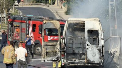 İSTANBUL (AA) – Ümraniye'de seyir halindeyken alev alan minibüs kullanılamaz