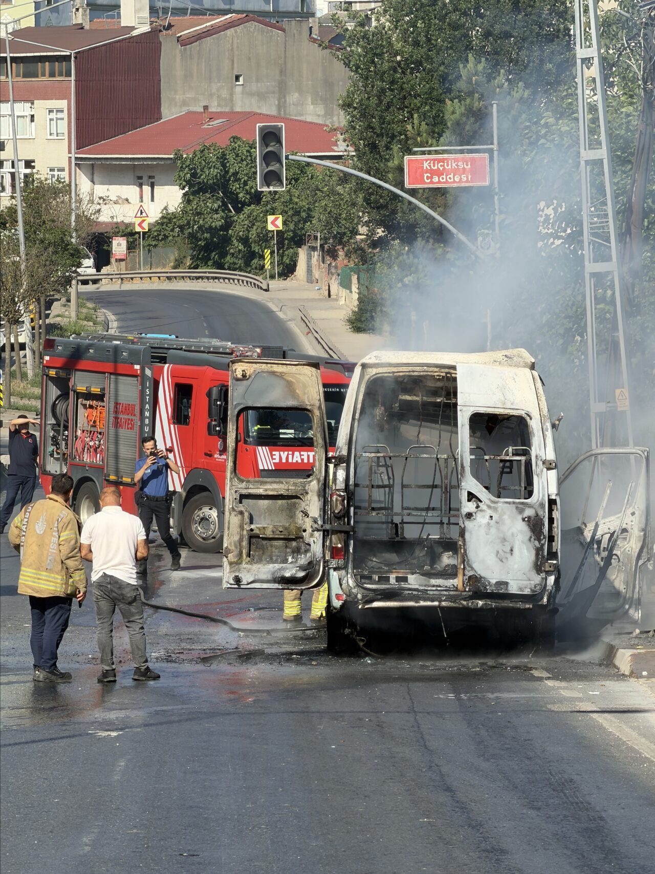 İSTANBUL (AA) – Ümraniye'de seyir halindeyken alev alan minibüs kullanılamaz
