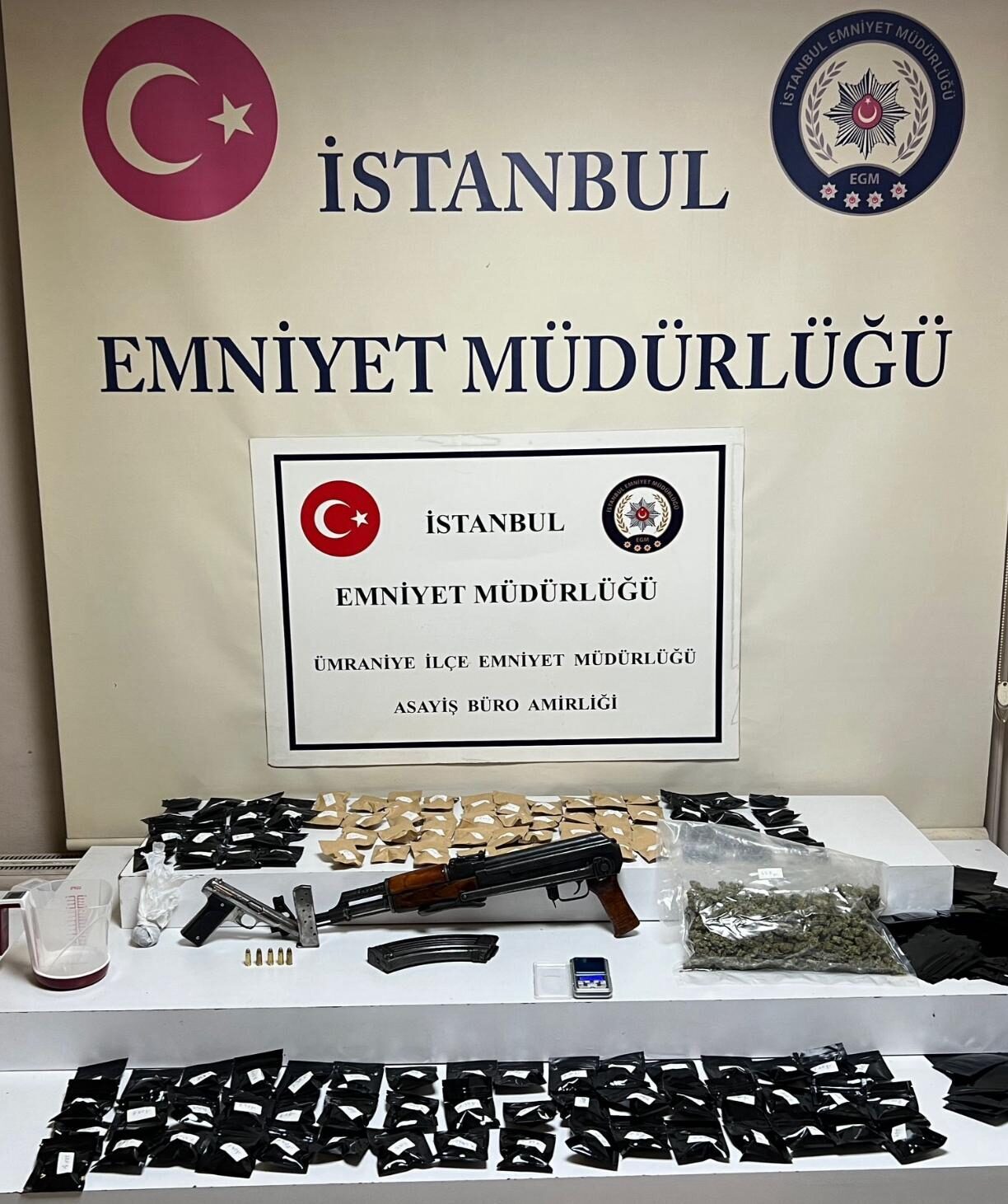 İSTANBUL (AA) – Ümraniye'de, iki ayrı uyuşturucu operasyonunda gözaltına alınan