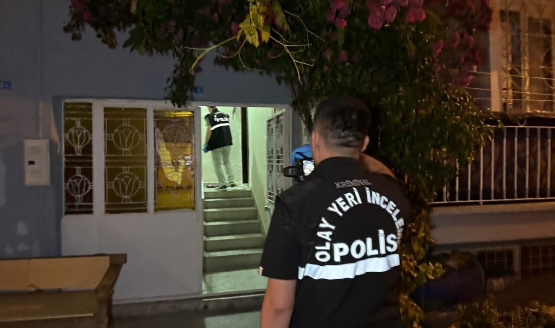 UŞAK (AA) – Uşak'ta evinin balkonundan zemine düşen kadın hayatını