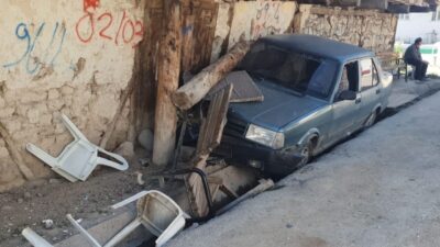 UŞAK (AA) – Uşak'ın Banaz ilçesinde bankta oturduğu sırada otomobil