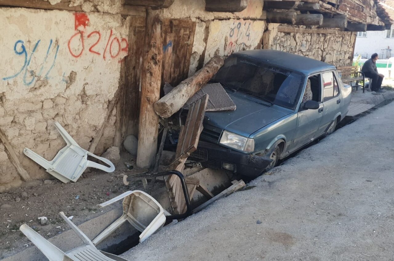 UŞAK (AA) – Uşak'ın Banaz ilçesinde bankta oturduğu sırada otomobil