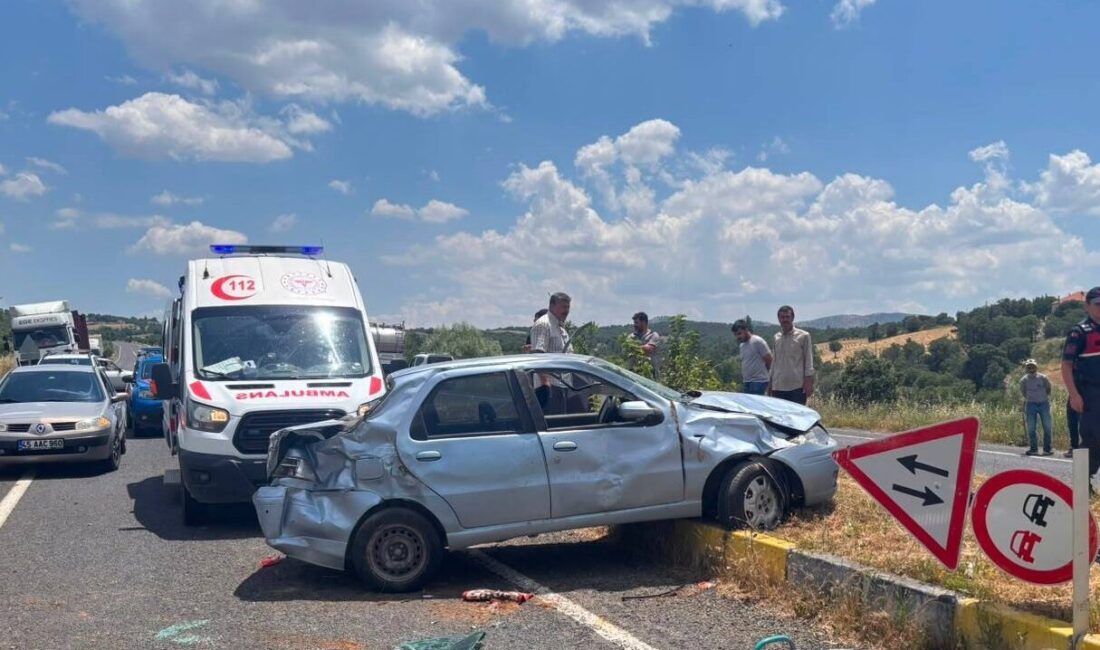 UŞAK (AA) – Uşak'ın Eşme ilçesinde refüje çarpan otomobildeki baba