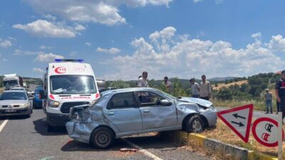 UŞAK (AA) – Uşak'ın Eşme ilçesinde refüje çarpan otomobildeki baba