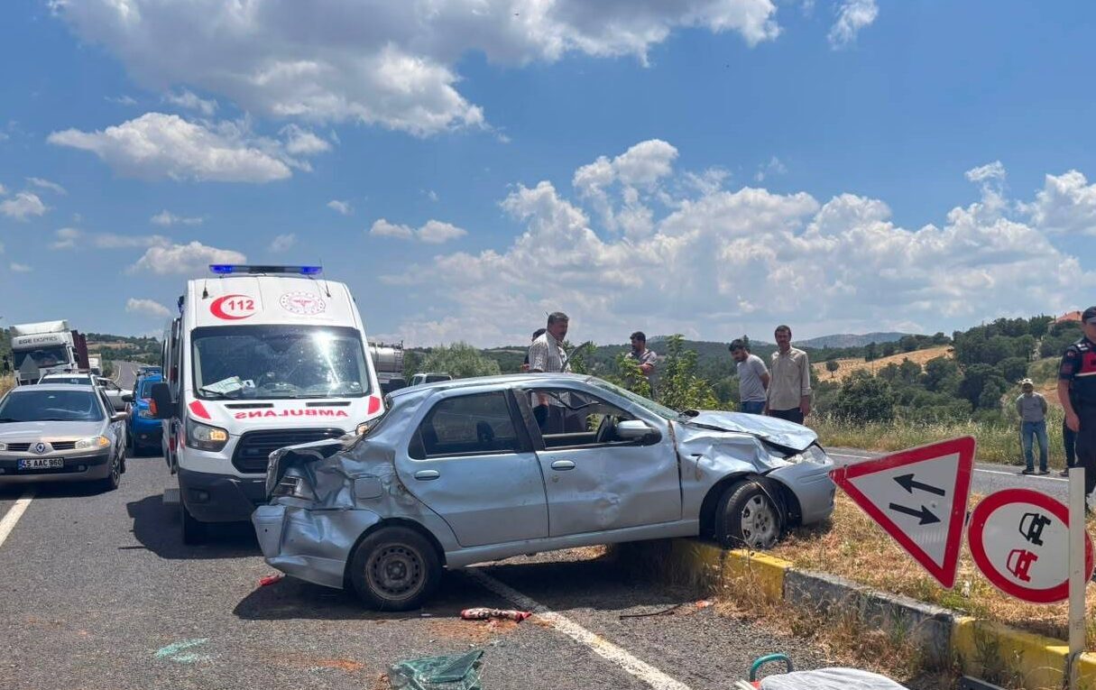 UŞAK (AA) – Uşak'ın Eşme ilçesinde refüje çarpan otomobildeki baba